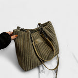 Lora. - Weiche Cord-Schultertasche