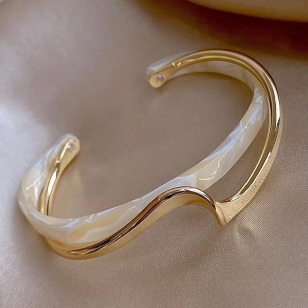Elegantes Goldenes Armband mit Weißem Opal